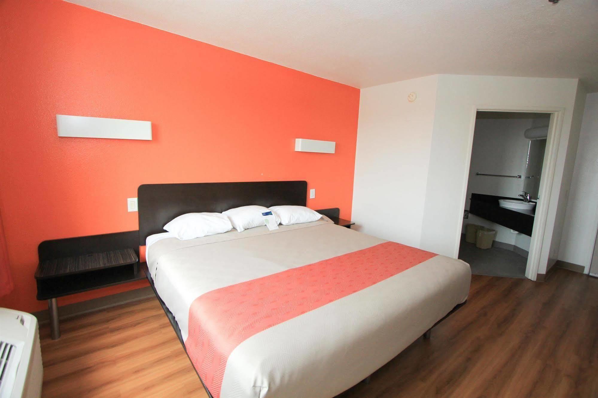 Motel 6-San Antonio, Tx - Downtown - Alamo Dome Eksteriør billede